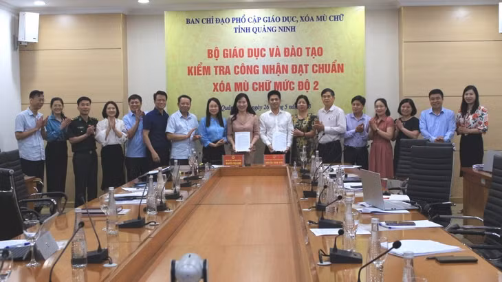 Ban chỉ đạo PCGDXMC tỉnh Quảng Ninh và Đoàn kiểm tra Bộ GD&amp;ĐT ký biên bản kiểm tra công nhận tỉnh Quảng Ninh đạt chuẩn xóa mù chữ mức độ 2.