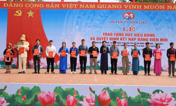 Đồng Chí Nguyễn Thị Tuyết Hạnh - Bí thư HU trao quyết định kết nạp cho các đảng viên mới
