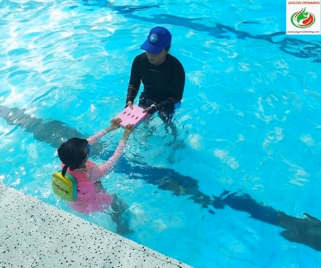Bơi lội mang đến nhiều lợi ích về sức khỏe và tinh thần cho trẻ.