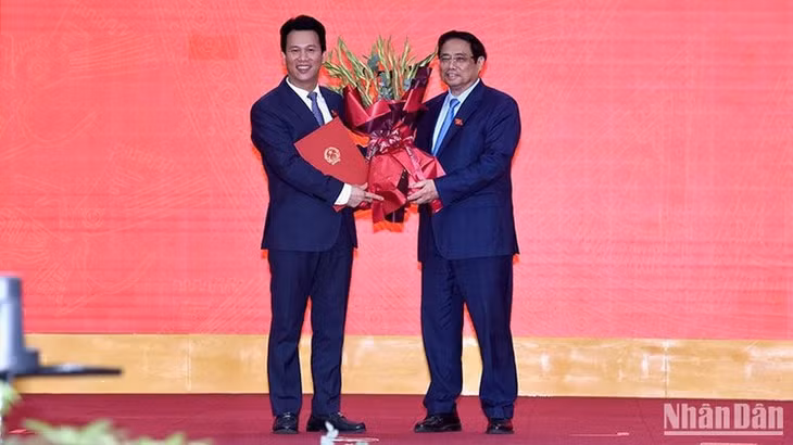 Thủ tướng Phạm Minh Chính Trao tặng hoa chúc mừng Bộ trưởng Tài nguyên và Môi trường Đặng Quốc Khánh.