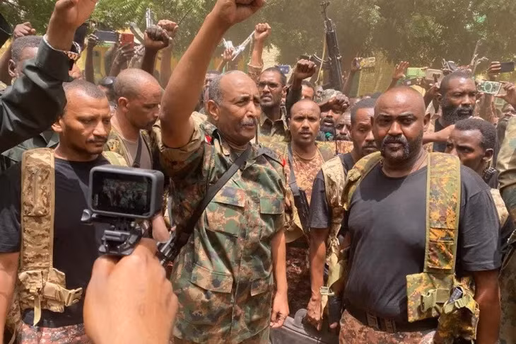 Tướng Abdel Fattah al-Burhan phát biểu với các binh sỹ quân đội Sudan. Ảnh: AFP
