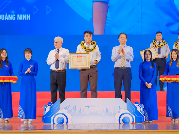 Lê Ngọc Khánh vinh dự là đại diện duy nhất của tỉnh Quảng Ninh và Tập đoàn Công nghiệp Than - Khoáng sản Việt Nam được Trung ương Đoàn TNCS Hồ Chí Minh tuyên dương “Người thợ trẻ giỏi” toàn quốc năm 2023. Ảnh nhân vật cung cấp
