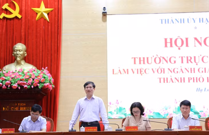 Đồng chí Bí thư Thành ủy ghi nhận những nỗ lực, cố gắng của ngành giáo dục đào tạo trên địa bàn thành phố trong thời gian qua.