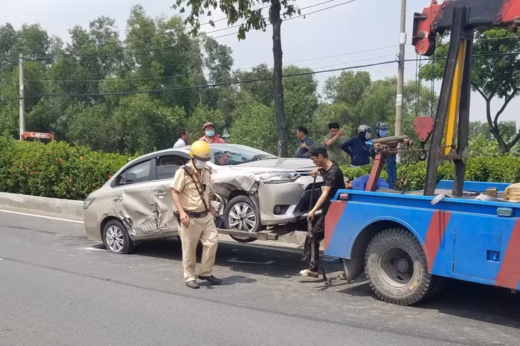 Xe cẩu đến đưa phương tiện đi.