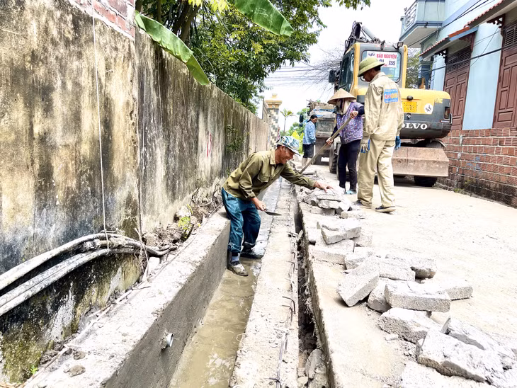 Người dân xã Tiền An (TX Quảng Yên) tham gia xây dựng hệ thống mương thoát nước trong khu dân cư.