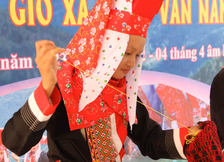 Phụ nữ Dao Thanh Phán thể hiện sự khéo léo khi trình diễn thêu hoa văn trang phục dân tộc.