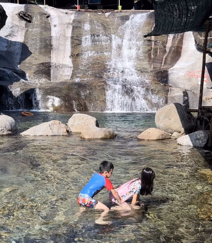 Dòng nước nông có thể cho trẻ em chơi đùa dưới sự giám sát của người lớn.