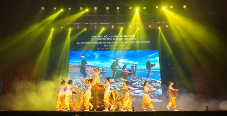 Tiết mục đạt giải tại Hội thi Họa mi vàng tỉnh Quảng Ninh 2023 được các em học sinh Trường TH Hạ Long biểu diễn tại Đại hội Cháu ngoan Bác Hồ.
