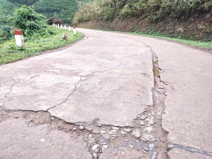 Mặt đường từ QL4B vào trung tâm xã có nhiều đoạn bị bong tróc.