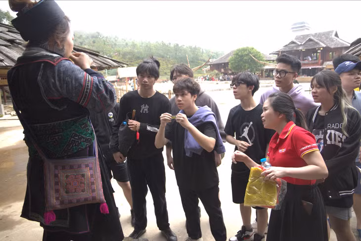 Đoàn học sinh háo hức khi lần đầu được xem và trải nghiệm biểu diễn với kèn môi của người H’Mong.