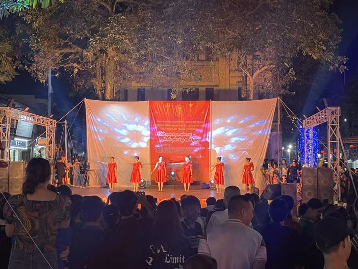 Chương trình biểu diễn tại Tiên Yên. Ảnh do Trung tâm Văn hóa tỉnh cung cấp.