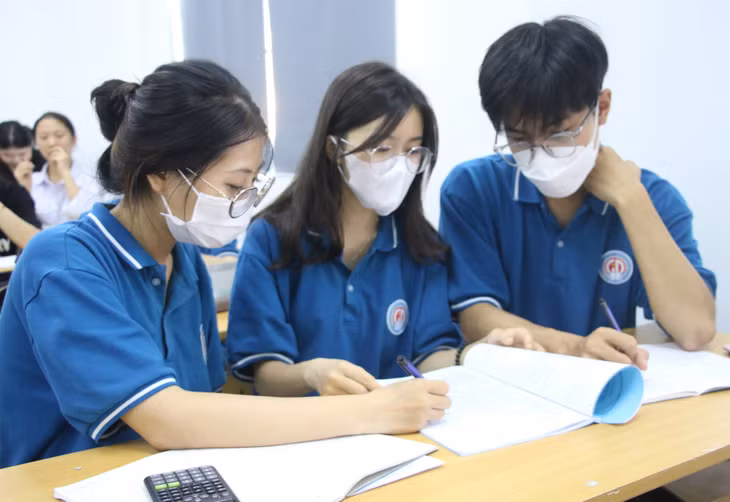 Học sinh lớp 12 trường T