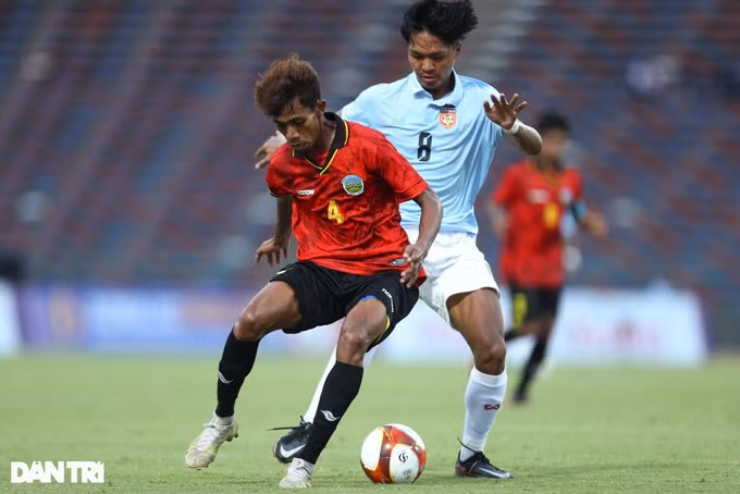 U22 Timor Leste cũng có một số thời điểm tạo được sóng gió trước khung thành Myanmar (Ảnh: Khoa Nguyễn).