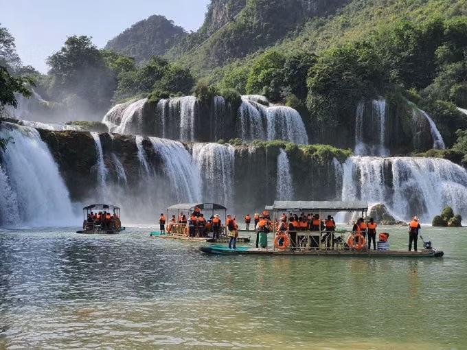 Thác Bản Giốc vào khoảng 10h ngày 30/4. Ảnh: Nguyễn Duy Hưng