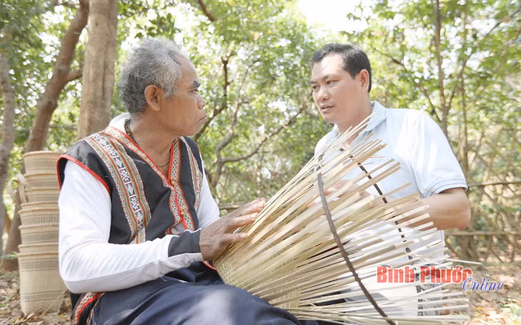 Ông Điểu Oanh chỉ cho tác giả cách đan đáy gùi
