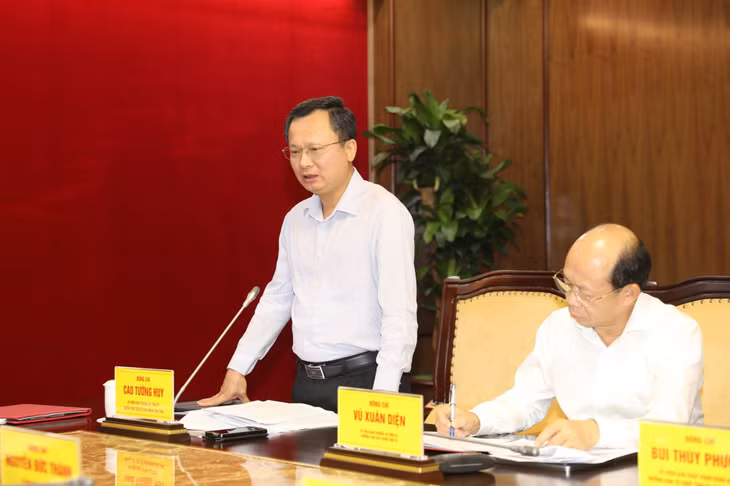 Đồng chí Cao Tường Huy, Quyền Chủ tịch UBND tỉnh, phát biểu tại cuộc họp.