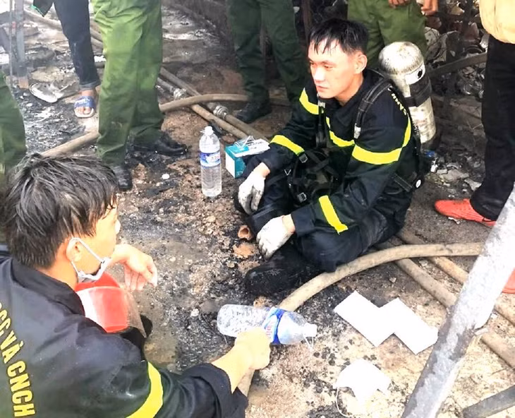 Các chiến sĩ cảnh sát phòng cháy, chữa cháy và cứu nạn cứu hộ, Công an tỉnh Đắk Lắk sau khi nỗ lực dập tắt đám cháy.