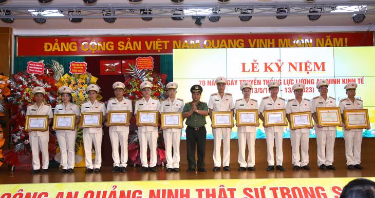 Trung tướng Nguyễn Đình Thuận - Cục trưởng Cục An ninh kinh tế, Bộ Công an, trao tặng Bằng khen của Bộ Công an, Cục An ninh kinh tế cho 12 tập thể, cá nhân.