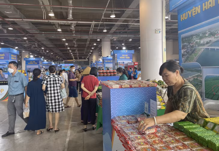 Các gian hàng thu hút người dân, du khách tham quan, mua sắm.