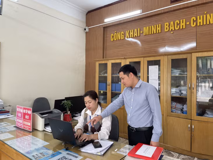 Lãnh đạo xã Tiên Lãng (huyện Tiên Yên) chỉ đạo thực hiện các thủ tục hành chính tại Bộ phận tiếp nhận và trả kết quả hiện đại của xã.