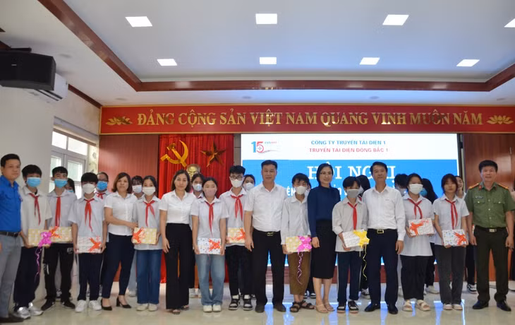 Truyền tải điện Đông Bắc đã tổ chức tặng quà cho các em học sinh giỏi vượt khó của Trường Tiểu học &amp;THCS Dương Huy.