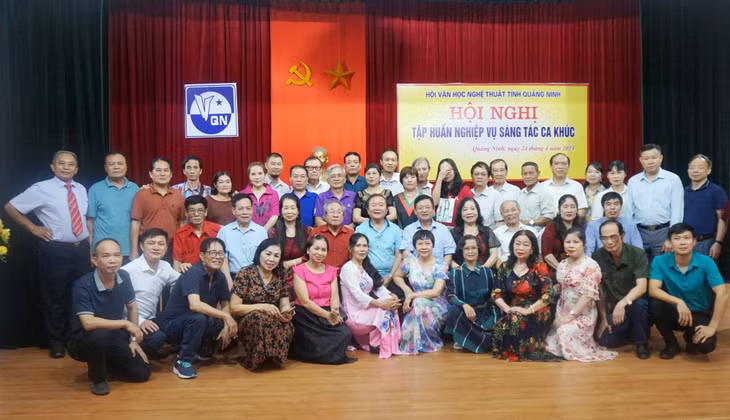 Nhạc sĩ Đỗ Hồng Quân chụp ảnh lưu niệm cùng các văn nghệ sĩ khi về giảng tại lớp tập huấn nghiệp vụ sáng tác ca khúc tại Quảng Ninh.