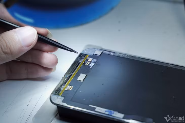 Kỹ thuật viên "fix" lỗi màn hình xanh trên iPhone.
