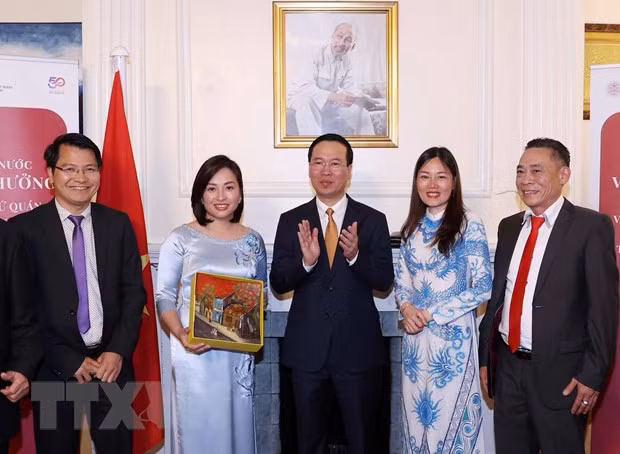 Chu tich nuoc tham Dai su quan va cong dong nguoi Viet tai Anh hinh anh 2