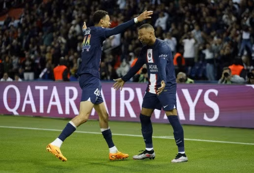 Trong khi đó, Kylian Mbappe lại tỏa sáng rực rỡ khi góp công vào 3 trên 5 bàn của PSG, trong đó có hai lần trực tiếp ghi bàn. Trong lịch sử, chỉ hai cầu thủ ghi 25 bàn trong 4 mùa Ligue 1 khác nhau là Mbappe (2018/19, 2020/21, 2021/22, 2022/23) và Thadee Cisowski (1955/56, 1956/57, 1958/59, 1959/60).