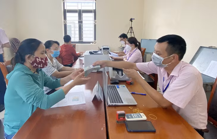 Ngân hàng CSXH huyện Cô Tô giải ngân nguồn vốn vay ưu đãi cho hội viên nông dân phát triển mô hình kinh tế.