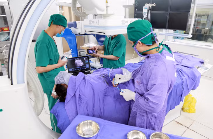 Kíp bác sĩ khoa Chẩn đoán hình ảnh (Bệnh viện Đa khoa tỉnh) thực hiện đốt u gan bằng sóng cao tần RFA cho bệnh nhân (5-2023). Ảnh: Nguyễn Hoa