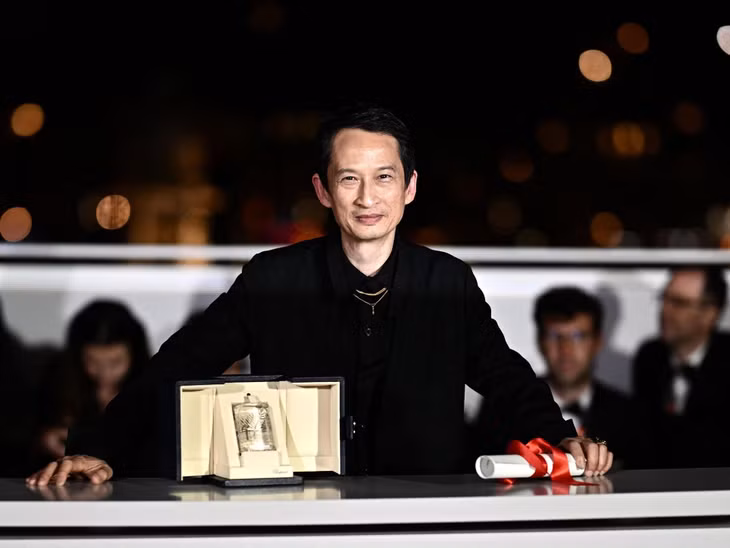 Trần Anh Hùng nhận giải Đạo diễn xuất sắc tại LHP Cannes 2023.