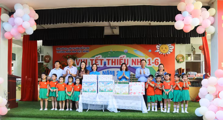 Phó Chủ tịch HĐND tỉnh Lê Văn Ánh tặng quà các cháu thiếu nhi Trường Mầm non Việt Hưng, TP Hạ Long.