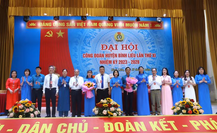 Ban Chấp hành khóa mới ra mắt đại hội.