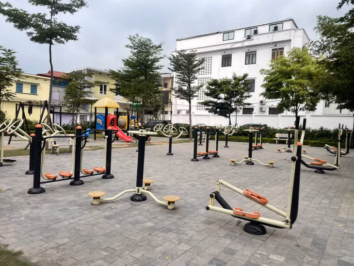 Dụng cụ tập luyện thể thao tại Khu công viên cây xanh phường Cẩm Thành.