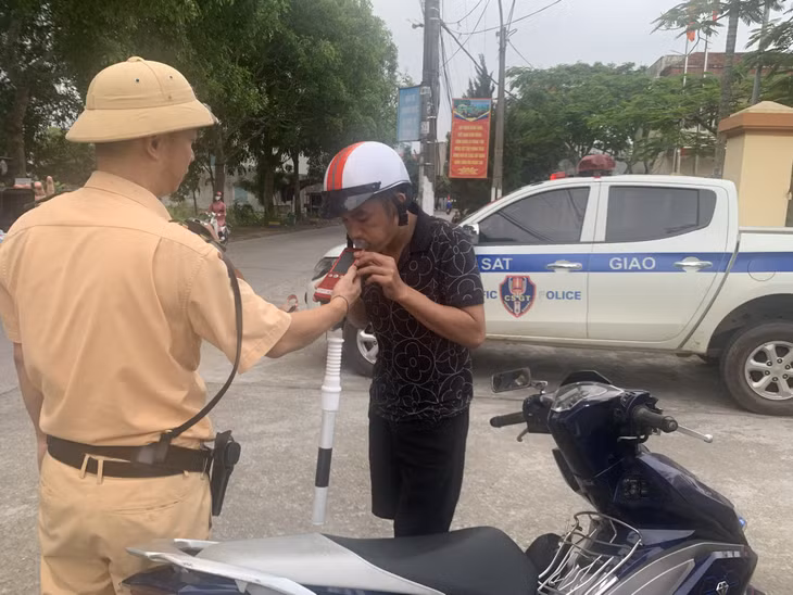 Cán bộ Đội CSGT-TT Công an huyện Hải Hà kiểm tra nồng độ cồn người điều khiển phương tiện trên tuyến đường vào các điểm du lịch.