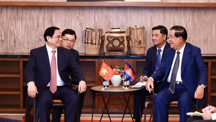 Thủ tướng Phạm Minh Chính gặp Thủ tướng Campuchia Hun Sen nhân dịp sang dự Hội nghị cấp cao ASEAN lần thứ 42 tại Labuan Bajo, Indonesia. (Ảnh: Dương Giang/TTXVN)