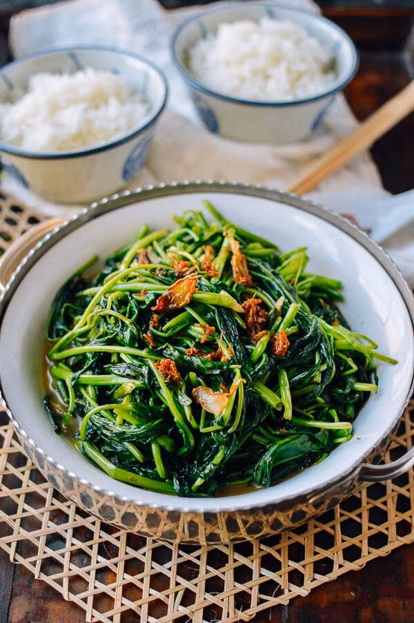 Khi có vết thương hở, bạn ăn rau muống sẽ dễ hình thành sẹo xấu sau khi vết thương lành hẳn.