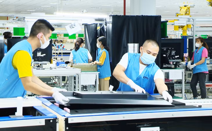 Công nhân Nhà máy S-Việt Nam của Tập đoàn Foxconn Việt Nam tại KCN Đông Mai (TX Quảng Yên) lắp ráp màn hình tinh thể lỏng công nghệ cao.