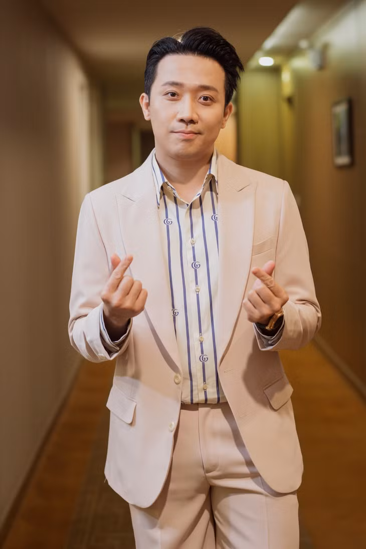 Câu chuyện thời đi học của Trấn Thành được chia sẻ lần đầu trong talk show Tôi tuổi teen năm 2019. Theo lời MC Rap Việt, thời trẻ anh là cậu trai ngang bướng, khiến mẹ phải cạn nước mắt đốc thúc việc học. Hoàn thành tốt nghiệp THPT, Trấn Thành thi vào vào trường Sân Khấu - Điện ảnh, theo đuổi đam nghệ thuật nhưng quá trình học tập không suôn sẻ. Anh bị buộc thôi học thì chạy show quá nhiều và nợ học phí.