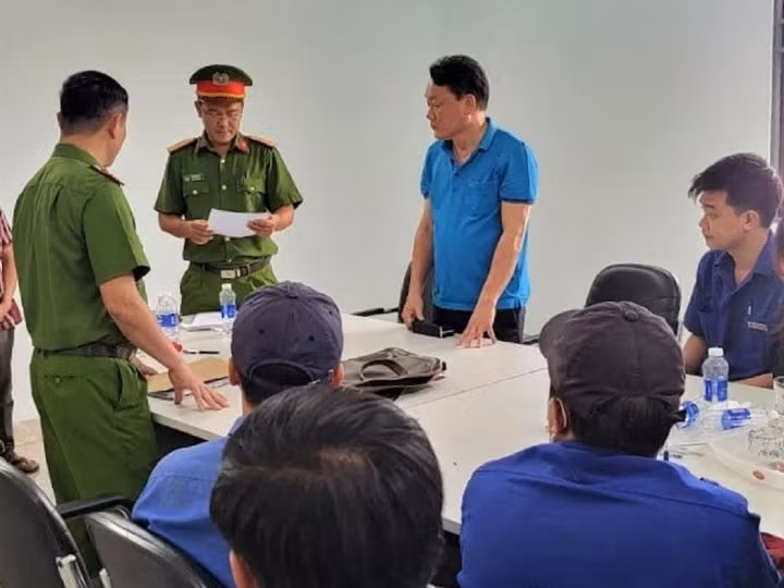 Cơ quan điều tra đọc lệnh bắt bị can để tạm giam. (Ảnh: Công an tỉnh Gia Lai).