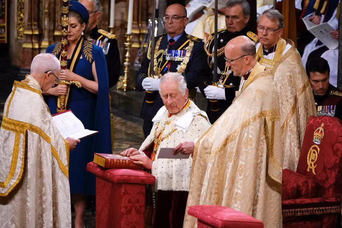 Vua Charles III đọc lời tuyên thệ. Ảnh: Reuters