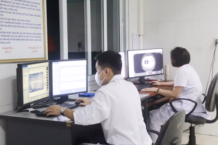 Các y bác sĩ Bệnh viện Bãi Cháy sử dụng các ứng dụng chuyên ngành trên hệ thống hạ tầng CNTT được đầu tư đồng bộ, hiện đại để khám và điều trị bệnh cho bệnh nhân.