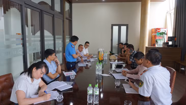 Các lực lượng chức năng làm việc với đơn vị quản lý Cảng cao cấp Ao Tiên (huyện Vân Đồn).