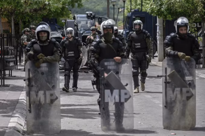 Binh sĩ NATO bảo vệ một khu vực ở thị trấn Zvecan, miền bắc Kosovo ngày 30/5. Ảnh: AFP