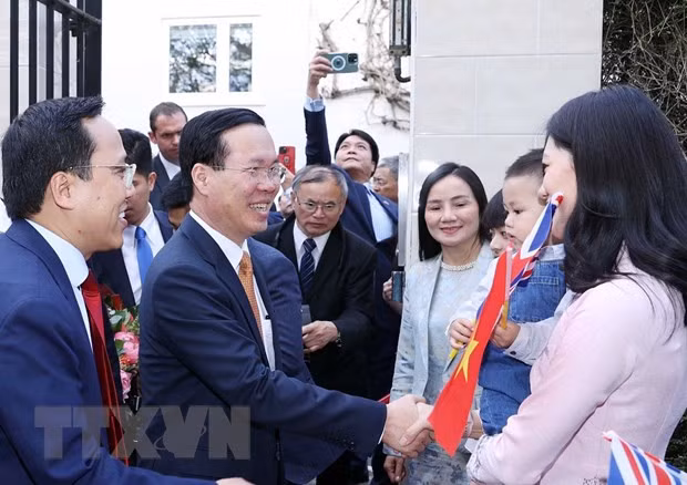 Chu tich nuoc tham Dai su quan va cong dong nguoi Viet tai Anh hinh anh 1