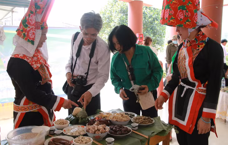 Người dân giới thiệu nét đẹp văn hóa ẩm thực địa phương đến du khách tham gia ngày hội.