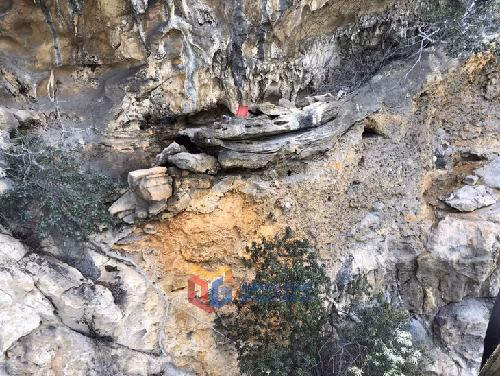 Vị trí sạt lở nằm ở lưng chừng núi Bài Thơ.