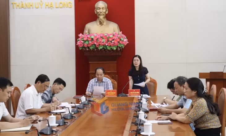 Trưởng Ban Tuyên giáo Thành ủy Hạ Long phát biểu tại Hội nghị.