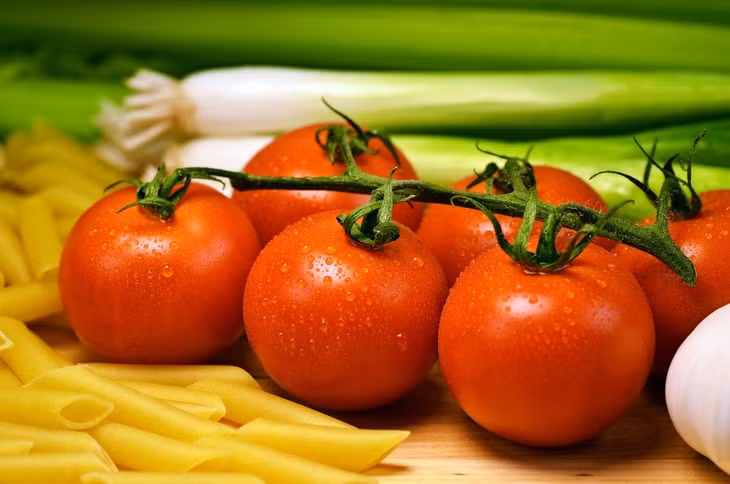 Các chất dinh dưỡng như kali, sắt, vitamin C...có trong cà chua giúp cải thiện tình trạng sức khoẻ. Ảnh: Shutterstock.
